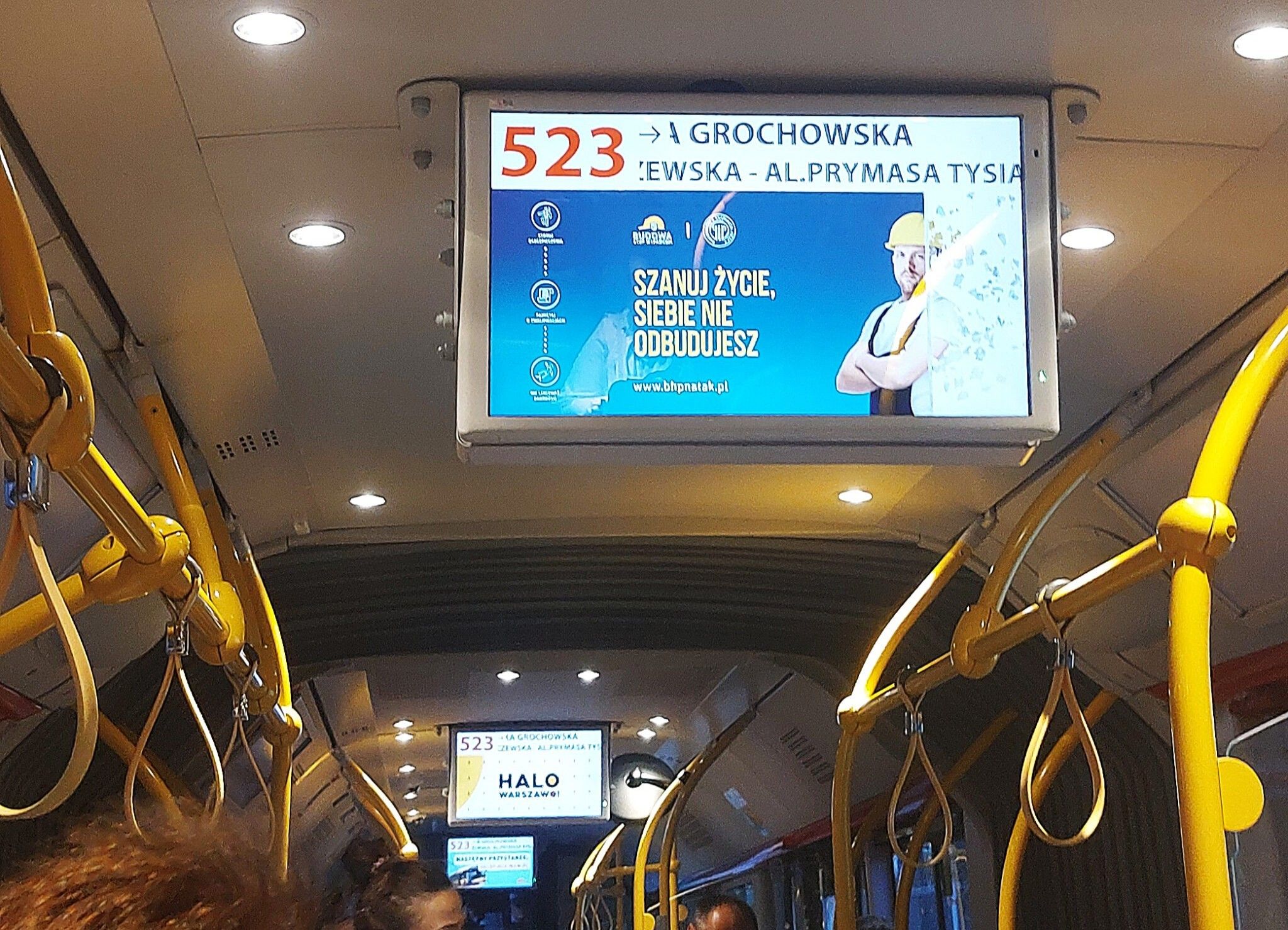 zdjęcie wnętrza tramwaju z ekranem, na którym wyśiwetla się reklama kampanii